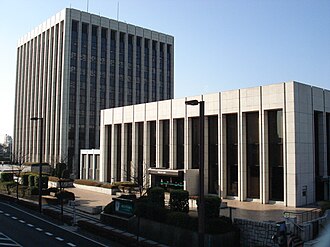 外観：本部棟（左奥）、さいたま営業部（右手前）