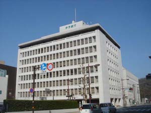 外観：南側から見た本店（右側の低い建物は旧舘）