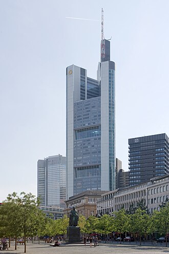 外観：コメルツ銀行本店が入居するコメルツ銀行タワー