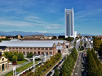 外観：本社の入居するトリノの超高層ビル、グラッタチェーロ・インテーザ・サンパオロ（レンゾ・ピアノの設計）