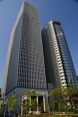外観：本社が入居する中之島ダイビル（左）