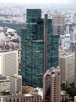 外観：本社が入居する泉ガーデンタワー