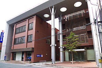 外観：本店店舗（右側）と本店別館（左側）