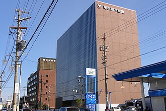 外観：左奥：本店、手前：事務センター