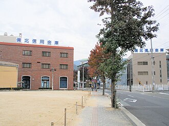 外観：備北信用金庫 本店（左側）と事務センター