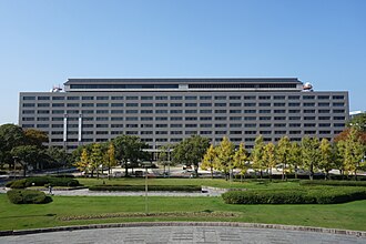 外観：福岡県庁信組 本店の入居する福岡県庁舎
