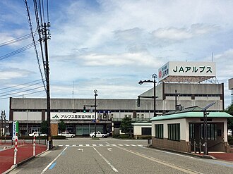 外観：アルプス農協 本店（上市駅併設）