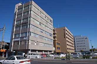 外観：組合本部のある佐賀県JA会館（右）および別館（中央）（左は旧・JA佐賀市中央ビル）