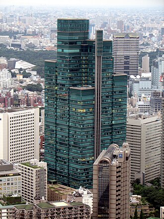 外観：本社が入居する泉ガーデンタワー